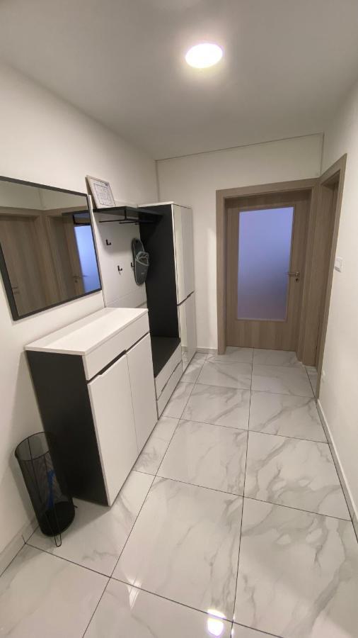 M.B.A. Apartments คาร์โลวัตส์ ภายนอก รูปภาพ